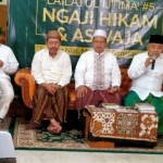 Prof Dr KH Asep Saifuddin Chalim, MA saat memimpin Istifghatsah dalam acara Lailatul Ijtimak di Pondok Pesantren Amanatul Ummah Jalan Siwalankerto Utara Surabaya, Ahad (19/6/2022) malam. Foto: mma/bangsaonline.com