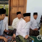 Prof Dr KH Asep Saifuddin Chalim, MA, saat silaturahim dengan KH Nurul Huda Djazuli (Gus Da) di Pondok Pesantren Pondok Pesantren Al Falah Ploso desa Ploso, Modjo, Kediri, Ahad (19/5/2024). Tampak Kiai Asep juga didampingi Gus Kautsar, putra Gus Da. Foto: MMA/bangsaonline