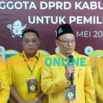 Ketua DPD Golkar Gresik, Ahmad Nurhamim, saat memberikan keterangan pers usai mendaftarkan caleg ke KPU. Foto: SYUHUD/BANGSAONLINE