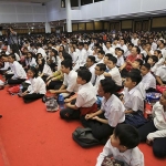 Wali Kota Risma saat memberikan semangat dan motivasi kepada ribuan pelajar di Convention Hall, Jalan Arief Rahman Hakim, Surabaya, Jumat (28/2). foto: ist