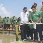 Kepala Departemen Komunikasi Perusahaan Semen Indonesia Sigit Wahono (tengah) ketika meresmikan Pos Pantau Kawasan Konservasi Hutan Bakau di Desa Ujung Pangkah Kulon, Gresik, Jawa Timur. foto: ist