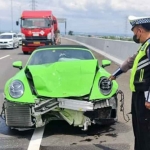 Petugas saat mengevakuasi kendaraan yang terlibat kecelakaan di Tol Porong-Sidoarjo.