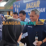 Kepala Perwakilan Bank Indonesia (BI) Kediri, M. Choirur Rofiq, saat ikut melayani pembeli