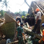 Salah satu rumah warga yang rusak parah.