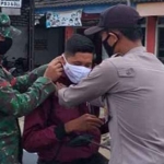 Polsek Waru bersama TNI dan Pemerintah Kecamatan Waru melaksanakan razia dan pemeriksaan rutin secara acak. Terutama terhadap setiap orang yang terindikasi bukan asli warga Kecamatan Waru. (foto: ist)