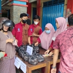 Nampak warga serbu pasar telur murah di Pasar Kedung Maling.