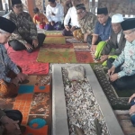 Said Aqil (dua dari kanan) saat ziarah ke makam KH Abdul Fadhol.