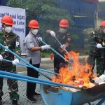 Petugas Kantor Pengawasan dan Pelayanan Bea dan Cukai (KPPBC) Juanda memusnahkan sebanyak 2 juta batang rokok ilegal berbagai merk, Rabu (3/3/2021).