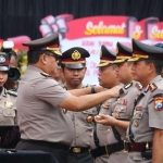 Kapolda Jatim Irjen. Pol Luki Hermawan saat memimpin Sertijab Kapolresta Malang Kota, dari AKBP Dony Alexander ke AKBP Leonardus H Simarmata, Kamis (28/11). foto: IWAN IRAWAN/ BANGSAONLINE