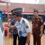 Penandatanganan deklarasi Janji Kinerja dan Pencanangan Zona Integritas Menuju Wilayah Bebas Korupsi (WBK) dan Wilayah Birokrasi Bersih Melayani (WBBM) oleh Kepala Lapas Tuban Siswarno.