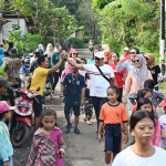 Bakal Calon Bupati Jember H. Djoko Susanto saat jalan sehat dengan para ibu di Desa/Kecamatan Bangsalsari, Jember, Minggu pagi (15/12).