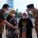 BINCANG: Diah Natalisa didampingi Bupati Gus Muhdlor dan Kadis PMPTSP Ari Suryono saat meninjau MPP Sidoarjo, Sabtu (27/3/2021). foto: istimewa