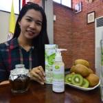 Maria Fenni Kioek dan Handbody Milky lotion Kiwi Hijau inovasinya. foto: BANGSAONLINE