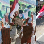 Mbah Ji berpamitan sebelum berangkat ngontel ke Jakarta.