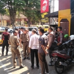 Komisi B DPRD Jember beserta OPD dan petugas gabungan saat sidak ke tempat hiburan karaoke Camp