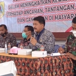 Kepala Bakesbangpol Jember Edi Budi Susilo saat memberikan materi.