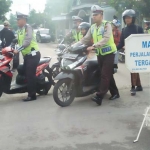 Polres Blitar saat melakukan razia.