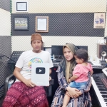 Khanifa Hani dan Hanif Alawi, pasutri mendapatkan plakat Silver Play Button dari Youtube. foto: istimewa