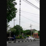 Salah satu menara seluler yang berdiri di Kabupaten Gresik. foto: SYUHUD/ BANGSAONLINE