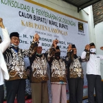 Yesbro saat bergandengan dengan pengurus DPD PKS Lamongan. (foto: TRIWI YOGA/ BANGSAONLINE)