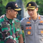 Dandim 0812/Lamongan, Letkol Inf Sidik Wiyono bersama Kapolres Lamongan, AKBP Harun saat karya bakti yang digelar di aliran sungai Desa Kiringan, Kecamatan Kalitengah.