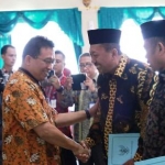 Bupati Suyoto menyalami 2 paslon yang pensiun dini, Soehadi Moeljono, Sekda dan H. Basuki, Kadis Perdagangan Bojonegoro.