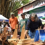 Pj Wali Kota Kediri, Zanariah, saat melihat perahu mini buatan warga Pakunden. Foto: Ist