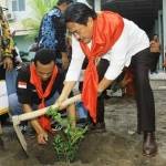 PEDULI LINGKUNGAN: Wabup Sidoarjo H Nur Ahmad Syaifuddin bersama siswa pecinta alam menanam pohon dalam peringatan Hari Bumi, di SMAN 2 Sidoarjo, Jumat (22/4). foto: musta