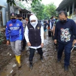 Khofifah Indar Parawansa saat meninjau daerah terdampak bencana.