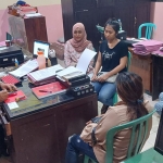 Suasana mediasi pencurian yang dilakukan dua IRT yang mencuri tas berisi barang-barang berharga pada salah satu toko di Kecamatan Rogojampi, Banyuwangi.