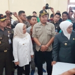 Gubernur Khofifah dan Ning Ita Pantau Pemungutan Suara di Kota Mojokerto.