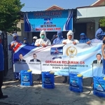 Relawan Guntur Sasono (GS) foto bersama sebelum berangkat melakukan bakos penyemprotan disinfektan dan bagi-bagi masker serta hand sanitizer.