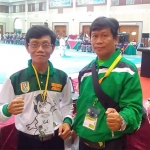 Pelatih Karate Budi Heriyanto bersama Ketua KONI Tuban Mirza Ali Mansyur.