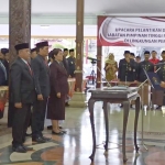 Bupati Blitar Rijanto memimpin pelantikan dalam mutasi pejabat besar-besaran, Jumat (3/1/2020). 