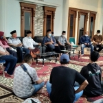 Prof. Dr. KH. Asep Saifuddin Chalim, M.A. bersama para deklarator saat mendeklarasikan ASC Foundation di Guest House Institut Pesantren KH Abdul Chalim Pacet Mojokerto, Rabu (24/2/2021). foto: MMA/ BANGSAONLINE.COM