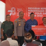 Simbolis pemberian bantuan sosial yang diberikan kepada purnawirawan TNI dan Polri di sekitar area Proyek Grass Root Refinery (GRR) Tuban.