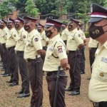 Satpam dengan seragam baru saat mengikuti apel. Foto: SYUHUD/BANGSAONLINE
