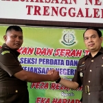 Eka Hariyadi (kiri) dan Feza Reza saat serah terima jabatan Kasi Datun Kejari Trenggalek.
