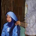 Para PNS perempuan saat belajar berhijab yang benar. foto: SYUHUD/ BANGSAONLINE