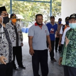 Wabup Tuban bersama camat menemui warga membahas persoalan tambak udang.