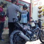 Motor Suzuki Satria Nopol N 4783 RY terbakar di SPBU Jalan Mastrip Kota Probolinggo. (foto: ist)