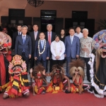 Wali Kota Risma saat foto bersama Wali Kota Busan Oh Keo-don berikut para delegasi di rumah dinas Jalan Sedap Malam, Selasa (26/3). foto: ist