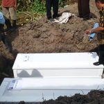 Jenazah Dita dimakamkan dalam satu liang lahat, sendirian. Sementara dua anaknya, dikubur di satu liang lahat yang berada di sebelah utara makam Dita.