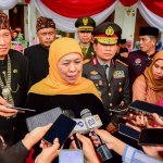 Gubernur Khofifah saat memberi keterangan kepada awak media ketika memperingati Hardiknas 2023.