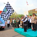 Gubernur Khofifah saat melepas keberangkatan 81 truk bantuan kemanusiaan untuk Palestina.