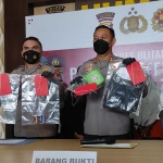 Petugas saat menunjukkan barang bukti penganiayaan balita di Blitar.