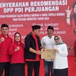 Mundjidah Wahab dan Sumrambah saat terima SK rekom di Kantor DPD PDIP Jatim.