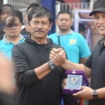 Pelatih Indra Sjafri saat memberikan arahan ke sejumlah pemain SSB di stadion Brawijaya.