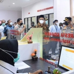 Bupati Sidoarjo Ahmad Muhdlor Ali didampingi Kapolresta Sidoarjo Kombespol Sumardji saat meninjau pelayanan yang ada di MMPP Polresta Sidoarjo.