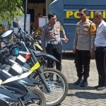 Kapolres Situbondo AKBP Dwi Sumrahadi Rakhmanto ketika melihat 9 motor yang diamankan pada Senin (8/7/2024). Foto: Dok. Polres Situbondo.